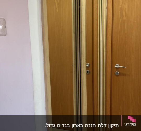 דלתות עץ עם מסגרת מראה